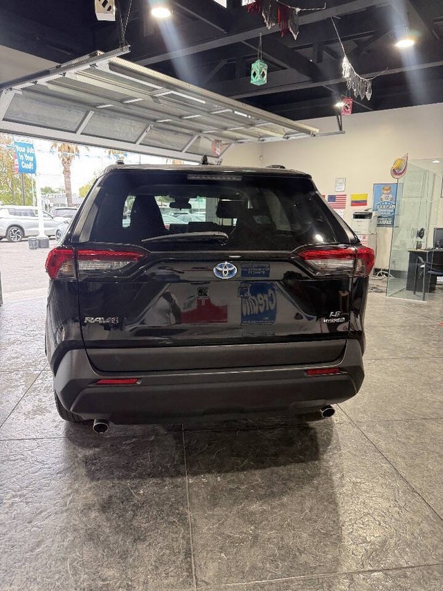 Toyota RAV4 Hybrid Vehicle Full-screen Gallery Image 34