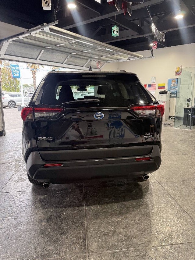 Toyota RAV4 Hybrid Vehicle Full-screen Gallery Image 39