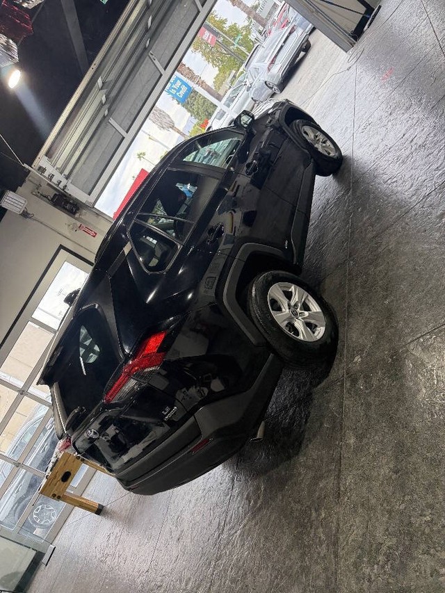 Toyota RAV4 Hybrid Vehicle Full-screen Gallery Image 40