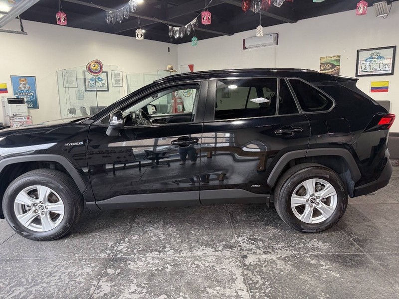 Toyota RAV4 Hybrid Vehicle Full-screen Gallery Image 17