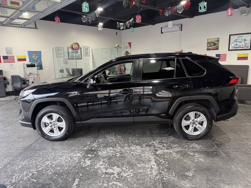 Toyota RAV4 Hybrid Vehicle Full-screen Gallery Image 23