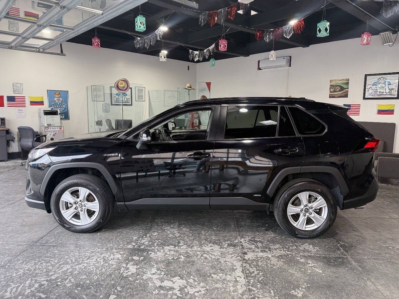 Toyota RAV4 Hybrid Vehicle Full-screen Gallery Image 24