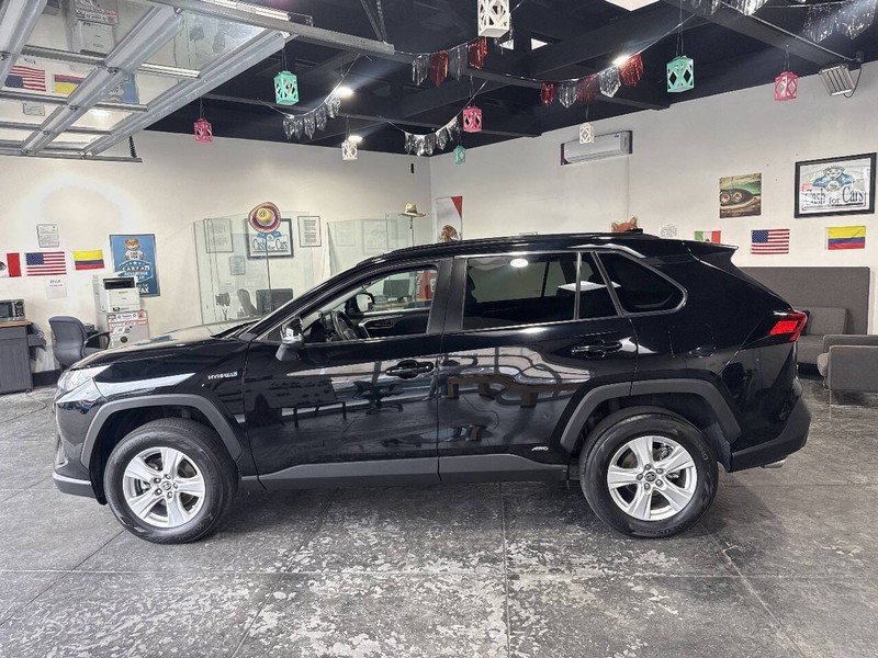 Toyota RAV4 Hybrid Vehicle Full-screen Gallery Image 25