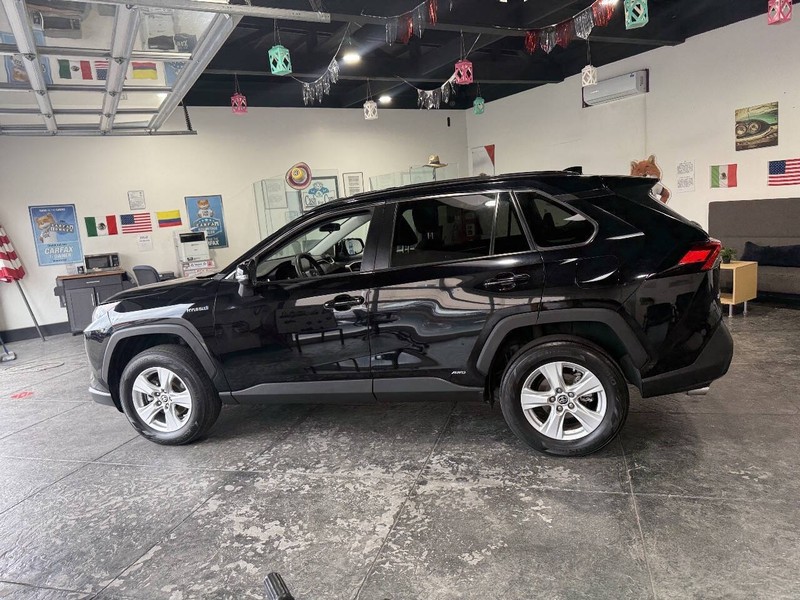Toyota RAV4 Hybrid Vehicle Full-screen Gallery Image 28