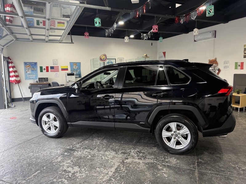 Toyota RAV4 Hybrid Vehicle Full-screen Gallery Image 29