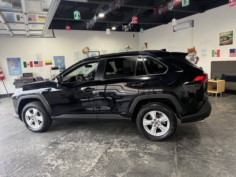 Toyota RAV4 Hybrid Vehicle Full-screen Gallery Image 30