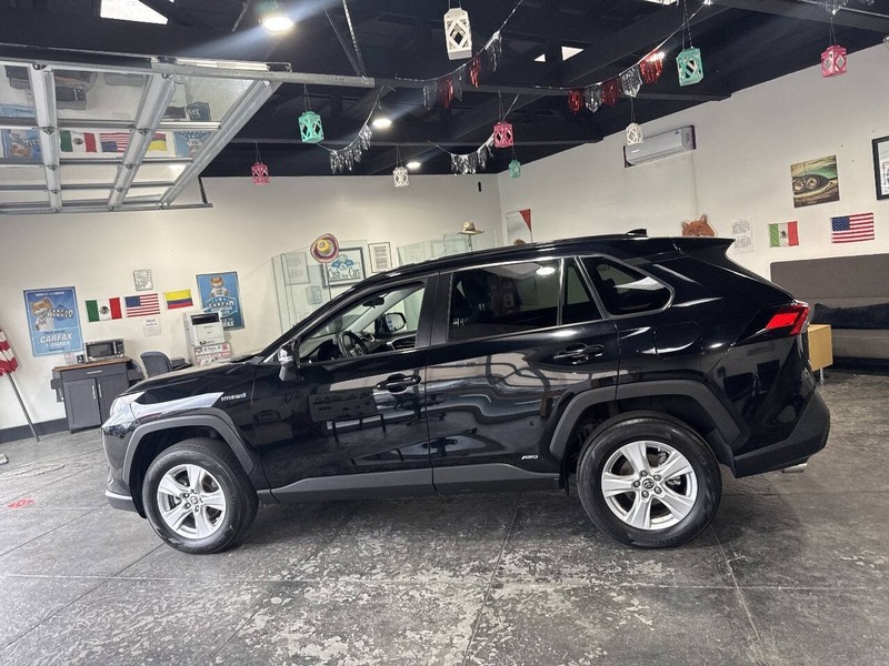 Toyota RAV4 Hybrid Vehicle Full-screen Gallery Image 32