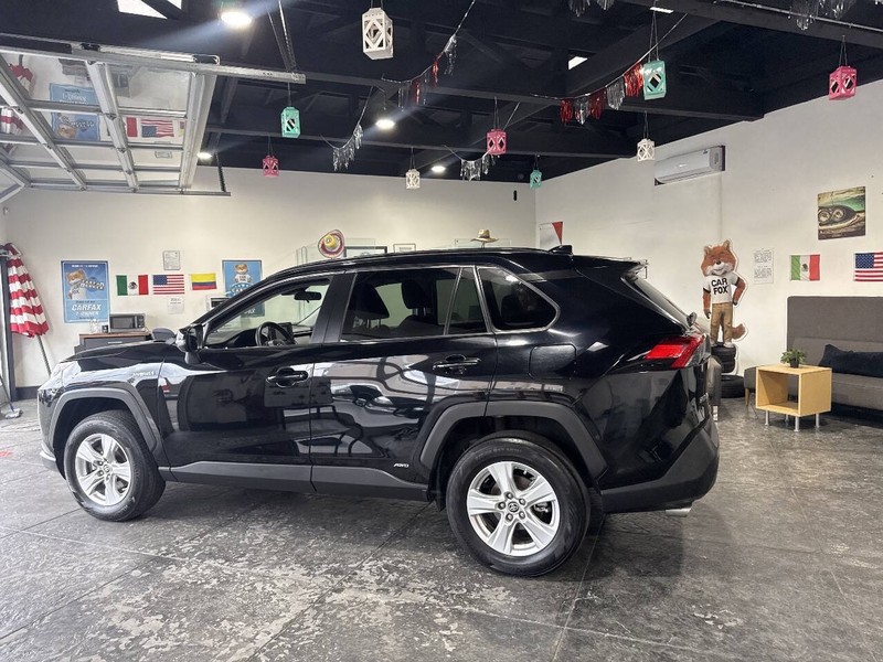 Toyota RAV4 Hybrid Vehicle Full-screen Gallery Image 35