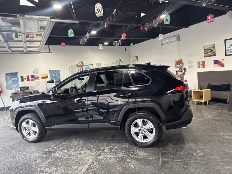 Toyota RAV4 Hybrid Vehicle Full-screen Gallery Image 36
