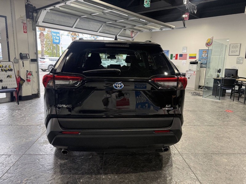 Toyota RAV4 Hybrid Vehicle Full-screen Gallery Image 37