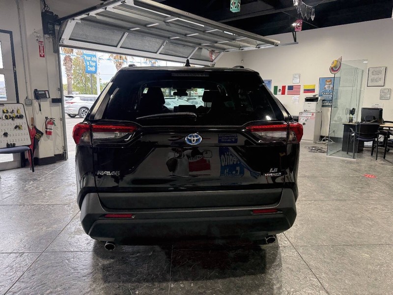 Toyota RAV4 Hybrid Vehicle Full-screen Gallery Image 38