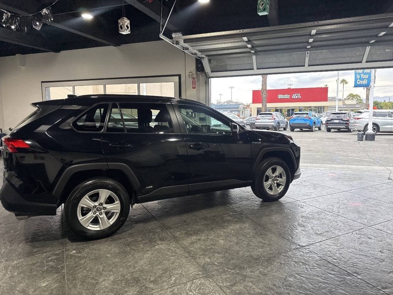 Toyota RAV4 Hybrid Vehicle Full-screen Gallery Image 41