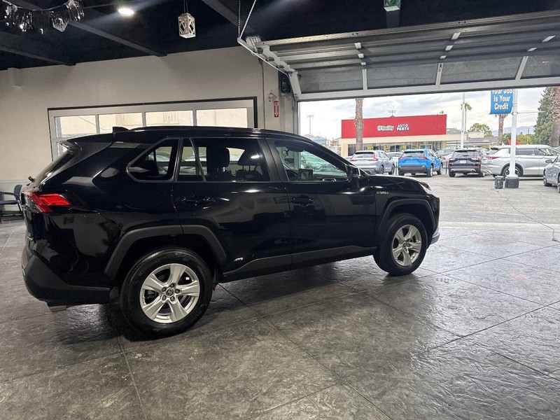Toyota RAV4 Hybrid Vehicle Full-screen Gallery Image 42
