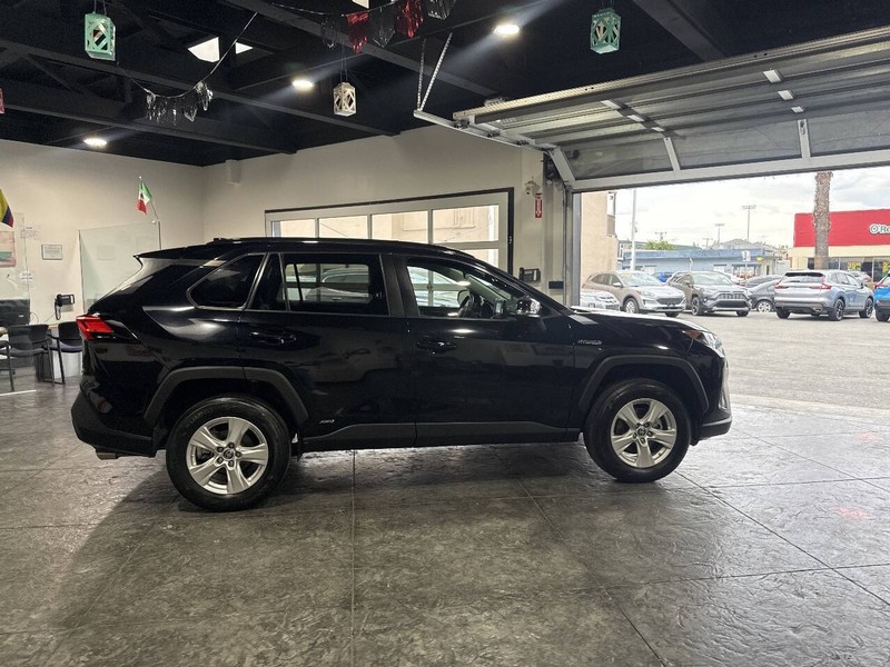 Toyota RAV4 Hybrid Vehicle Full-screen Gallery Image 43