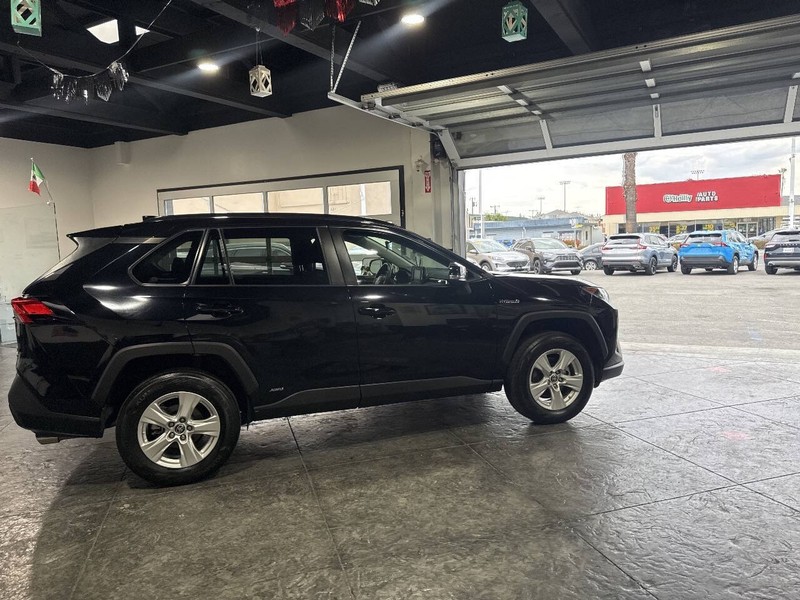 Toyota RAV4 Hybrid Vehicle Full-screen Gallery Image 44