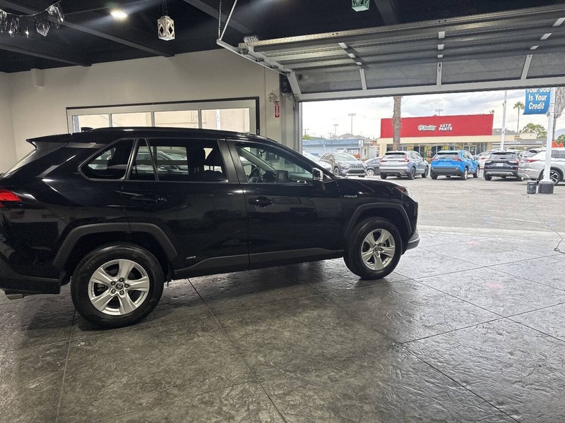 Toyota RAV4 Hybrid Vehicle Full-screen Gallery Image 45
