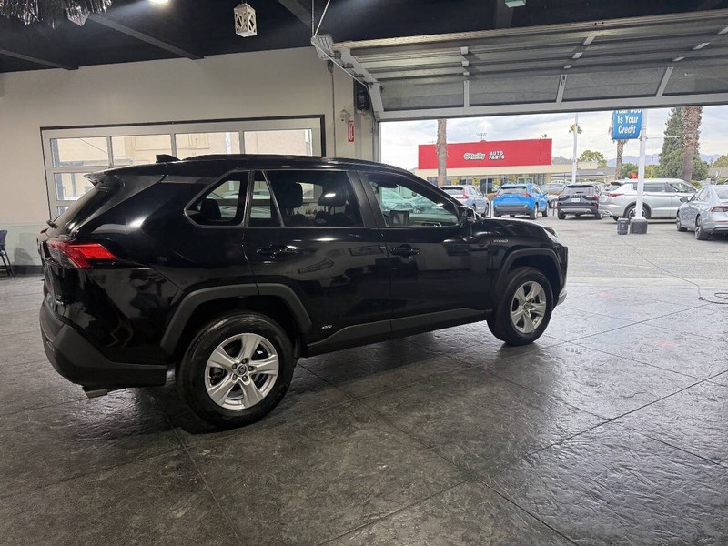 Toyota RAV4 Hybrid Vehicle Full-screen Gallery Image 46