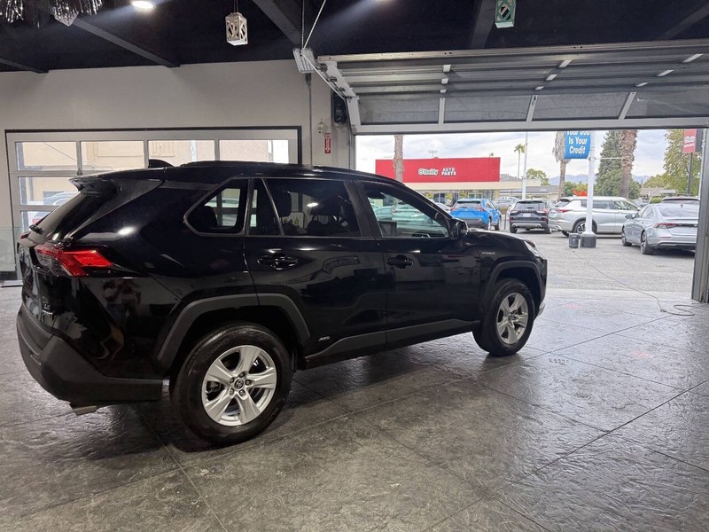 Toyota RAV4 Hybrid Vehicle Full-screen Gallery Image 47