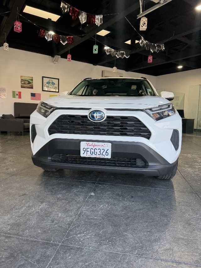 Toyota RAV4 Vehicle Full-screen Gallery Image 03