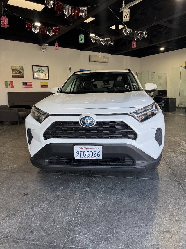 Toyota RAV4 Vehicle Full-screen Gallery Image 04