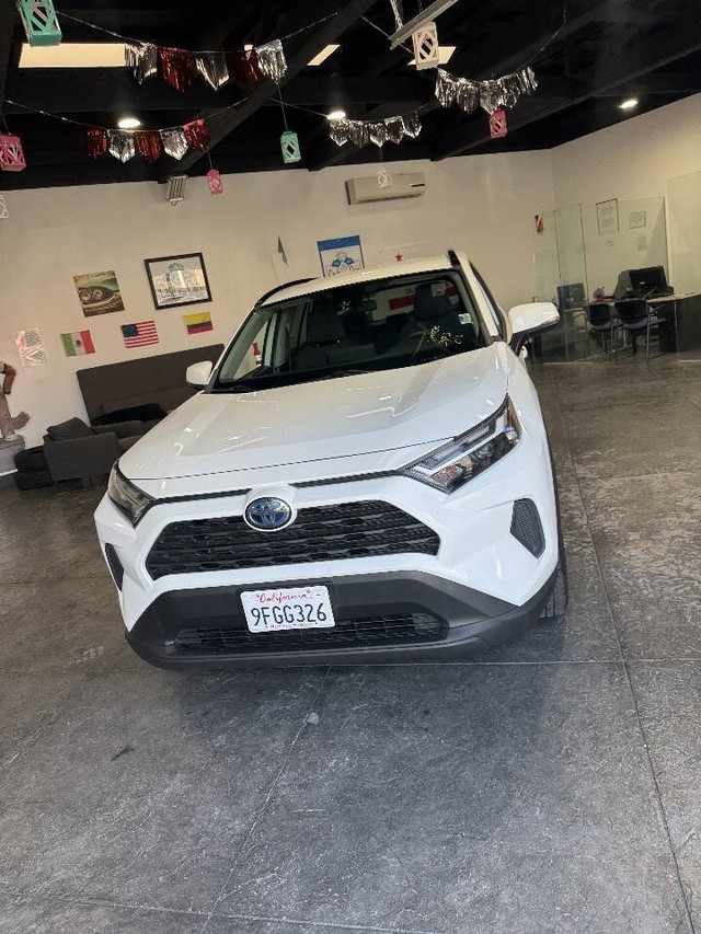 Toyota RAV4 Vehicle Full-screen Gallery Image 05