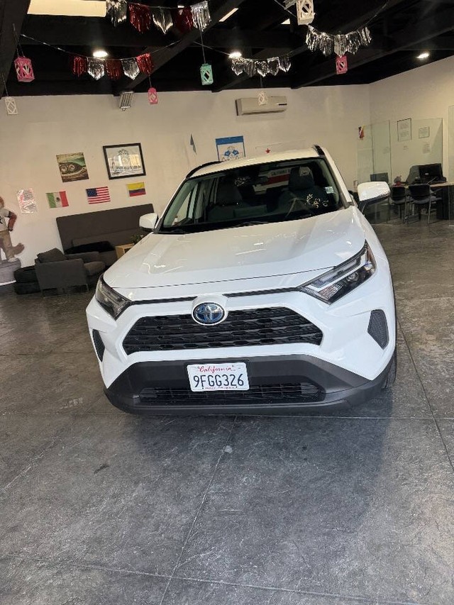 Toyota RAV4 Vehicle Full-screen Gallery Image 06