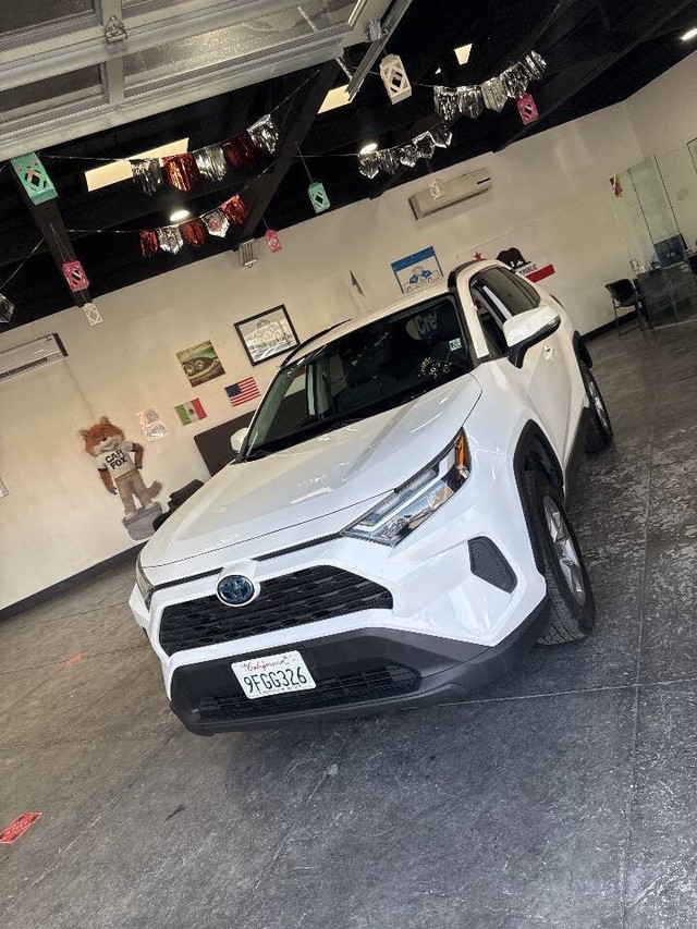 Toyota RAV4 Vehicle Full-screen Gallery Image 08