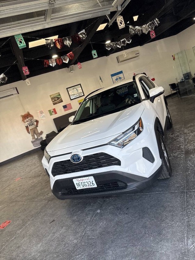 Toyota RAV4 Vehicle Full-screen Gallery Image 09