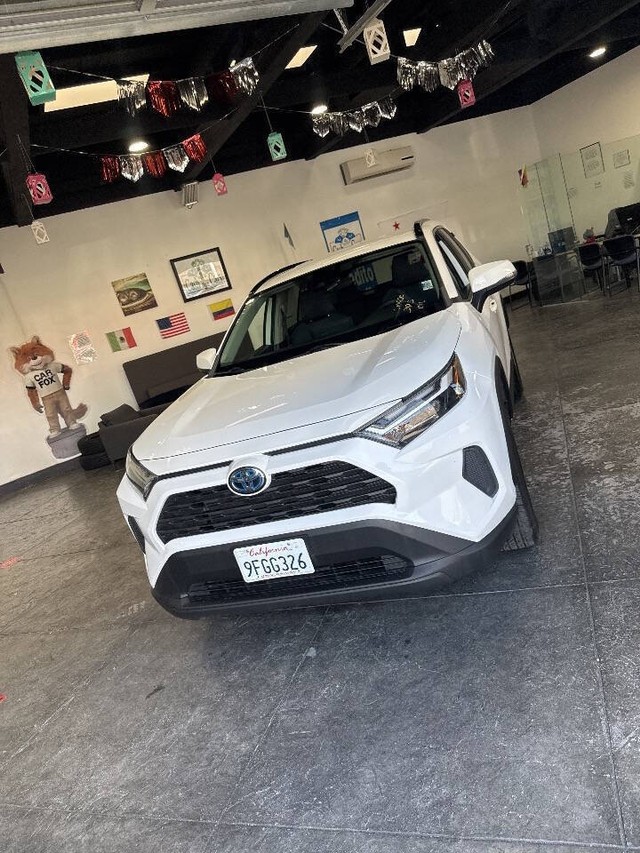 Toyota RAV4 Vehicle Full-screen Gallery Image 10