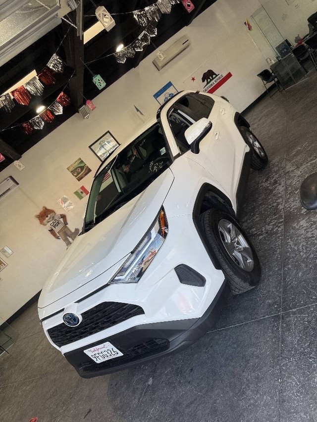 Toyota RAV4 Vehicle Full-screen Gallery Image 11