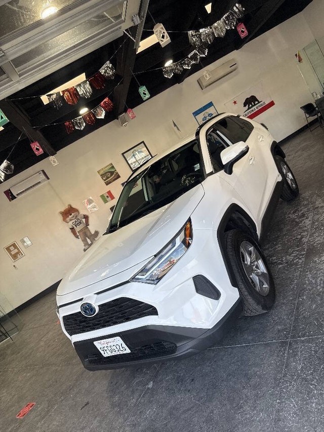 Toyota RAV4 Vehicle Full-screen Gallery Image 12