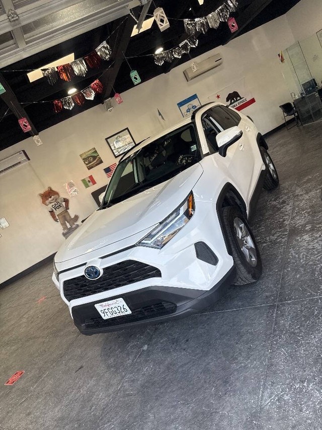 Toyota RAV4 Vehicle Full-screen Gallery Image 13