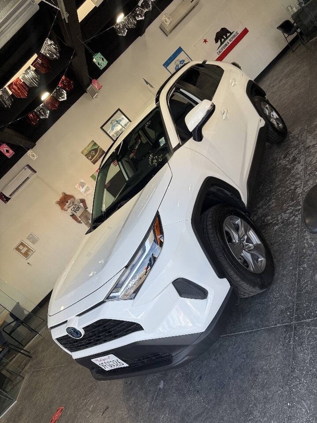 Toyota RAV4 Vehicle Full-screen Gallery Image 16