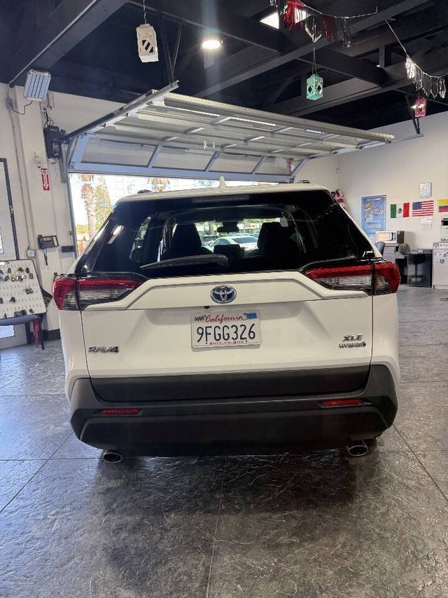 Toyota RAV4 Vehicle Full-screen Gallery Image 31