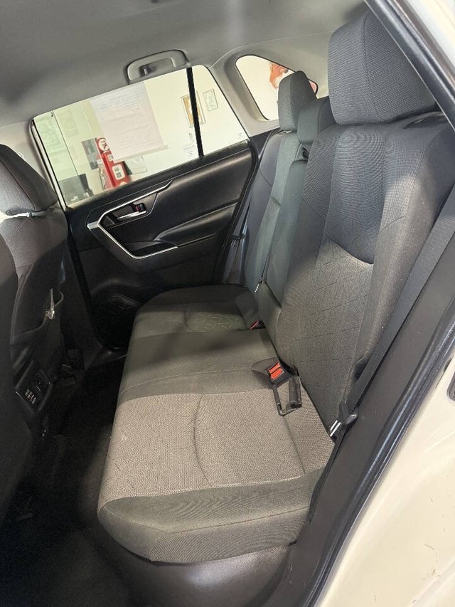 Toyota RAV4 Vehicle Full-screen Gallery Image 44
