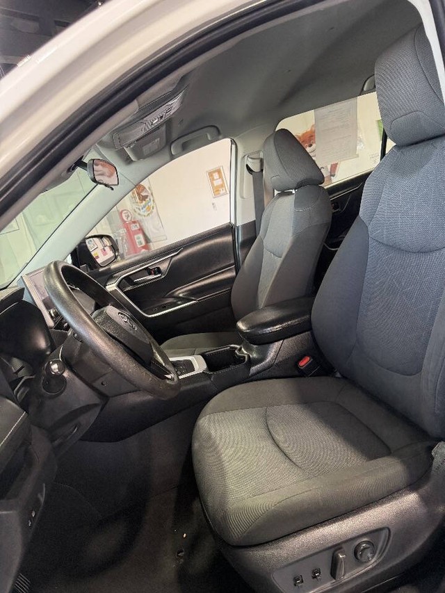 Toyota RAV4 Vehicle Full-screen Gallery Image 45