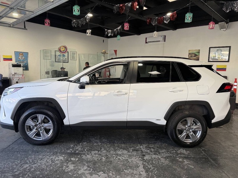 Toyota RAV4 Vehicle Full-screen Gallery Image 14