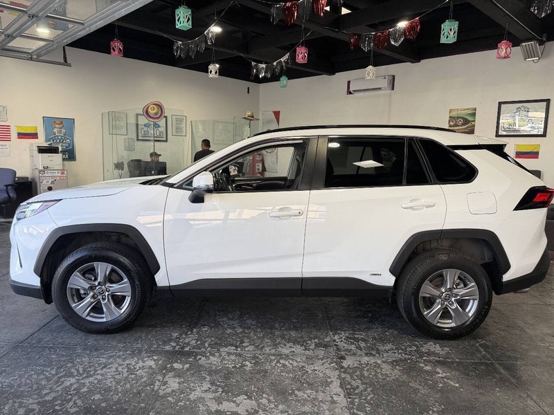 Toyota RAV4 Vehicle Full-screen Gallery Image 15
