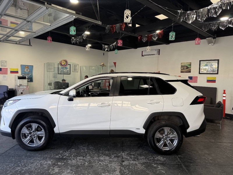 Toyota RAV4 Vehicle Full-screen Gallery Image 17