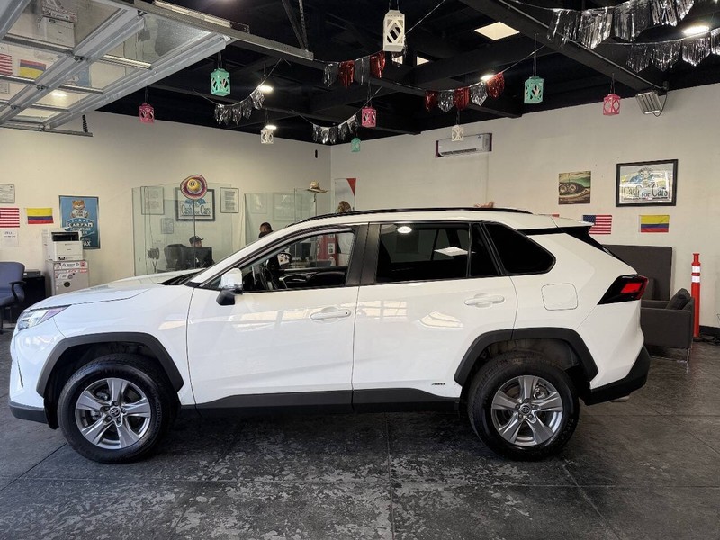 Toyota RAV4 Vehicle Full-screen Gallery Image 18