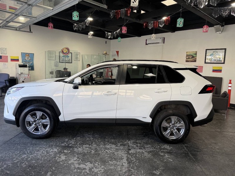 Toyota RAV4 Vehicle Full-screen Gallery Image 19
