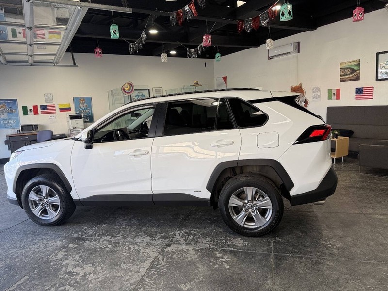 Toyota RAV4 Vehicle Full-screen Gallery Image 20