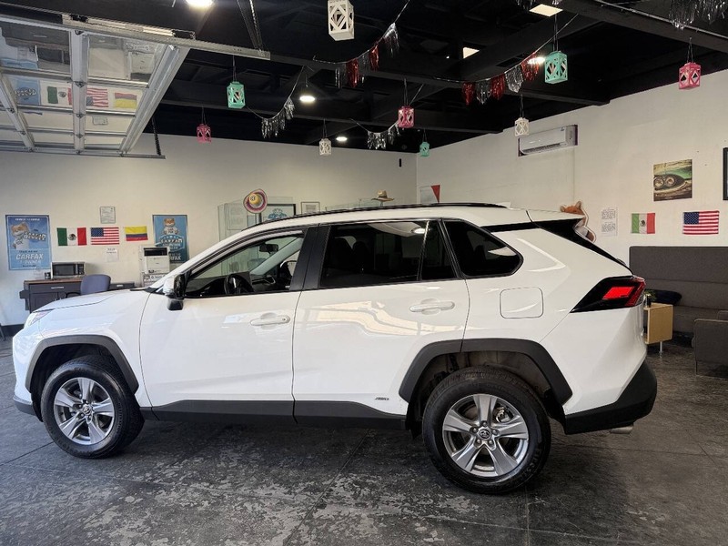 Toyota RAV4 Vehicle Full-screen Gallery Image 21