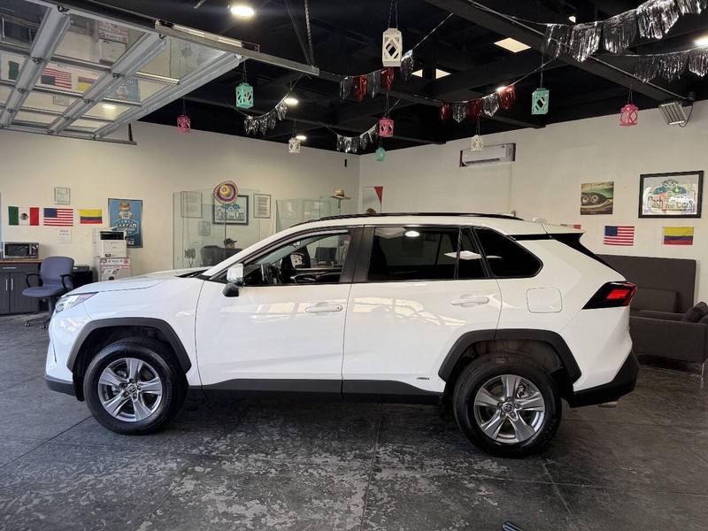 Toyota RAV4 Vehicle Full-screen Gallery Image 22