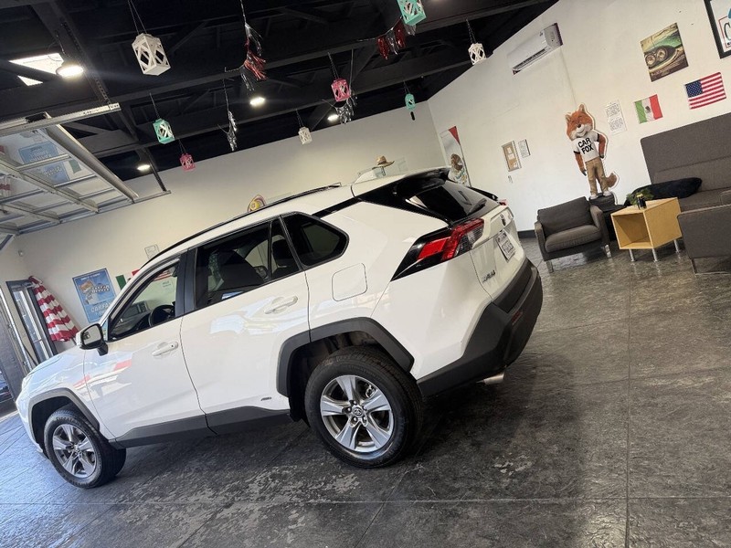 Toyota RAV4 Vehicle Full-screen Gallery Image 23