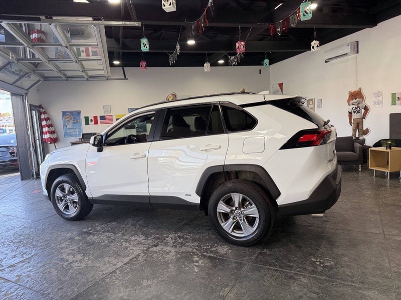 Toyota RAV4 Vehicle Full-screen Gallery Image 24