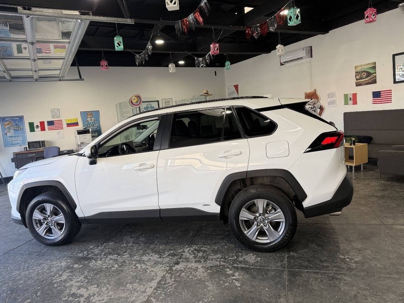Toyota RAV4 Vehicle Full-screen Gallery Image 25
