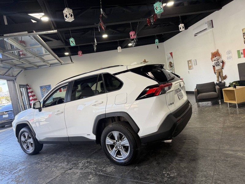 Toyota RAV4 Vehicle Full-screen Gallery Image 28