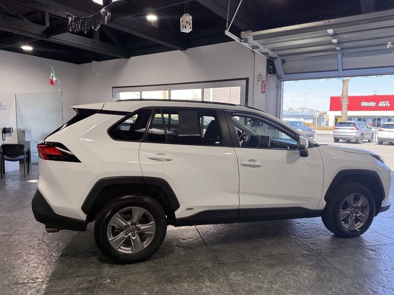 Toyota RAV4 Vehicle Full-screen Gallery Image 29
