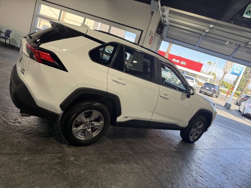 Toyota RAV4 Vehicle Full-screen Gallery Image 30